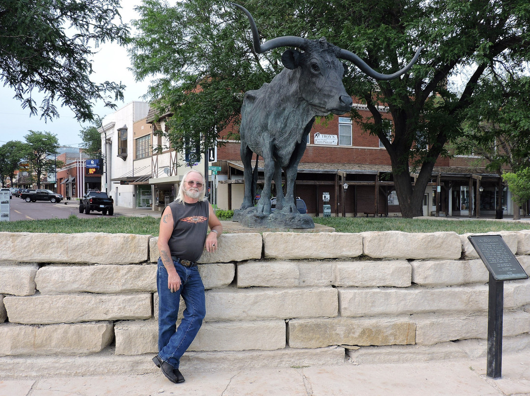 Cowboy Statue On Boot Hill-道奇城必去景点