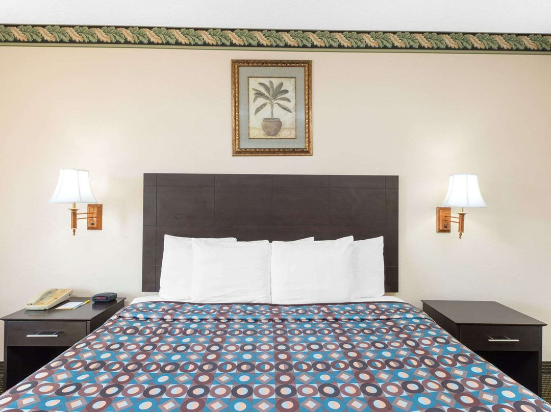 Days Inn by Wyndham Sullivan主图