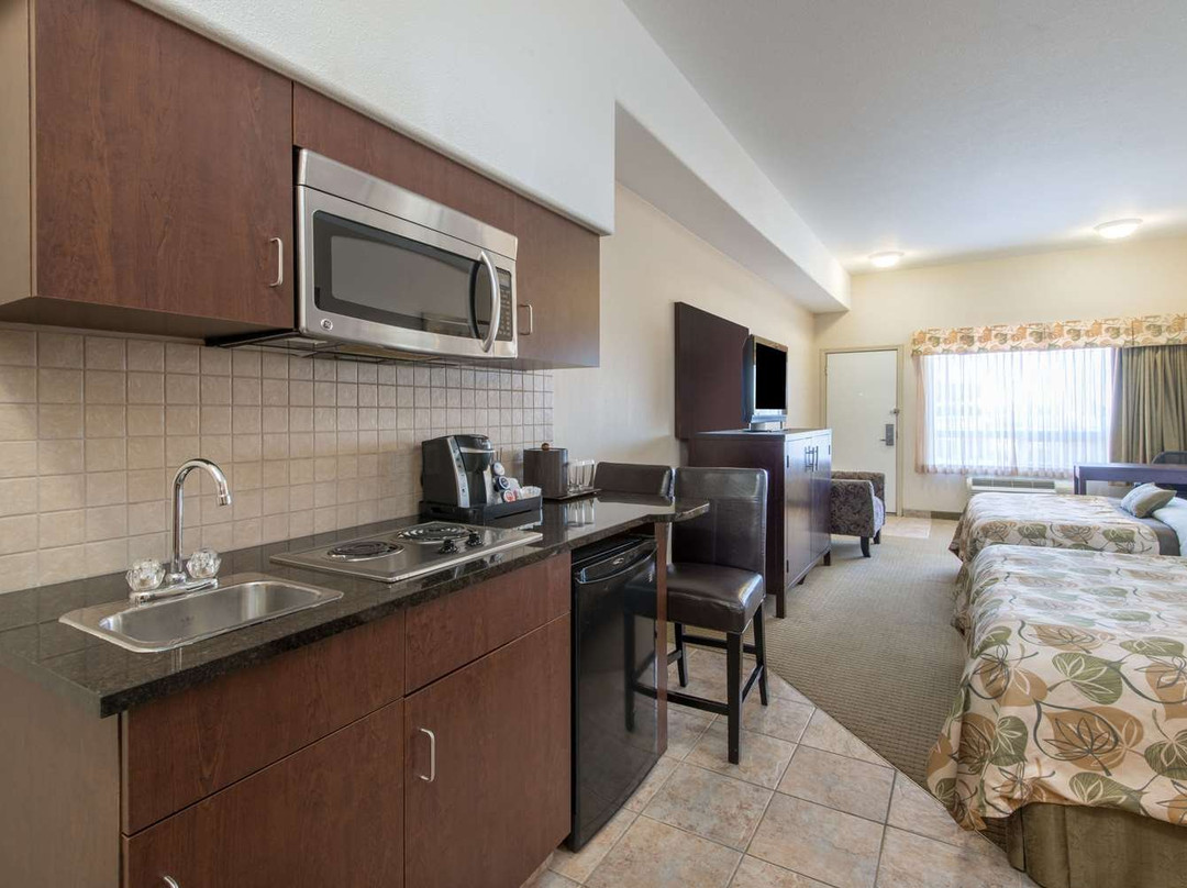 Ramada by Wyndham Wainwright主图