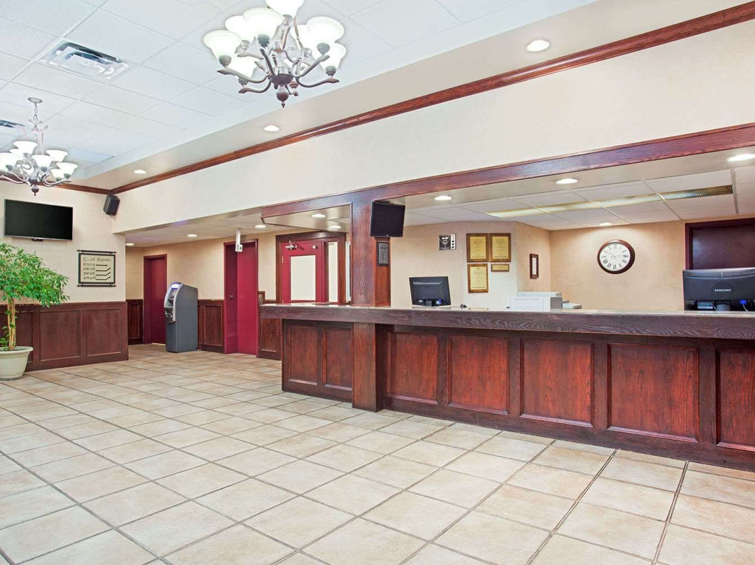 Ramada by Wyndham Red Deer Hotel and Suites主图