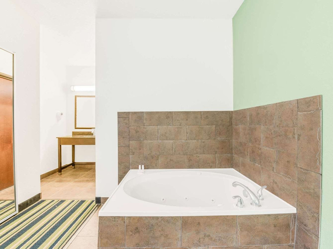 Super 8 by Wyndham Cotulla TX主图