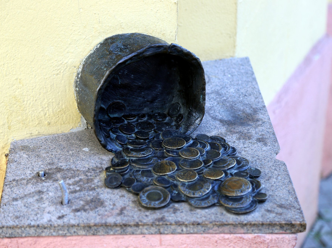 Sculpture The Pot with Money景点图片
