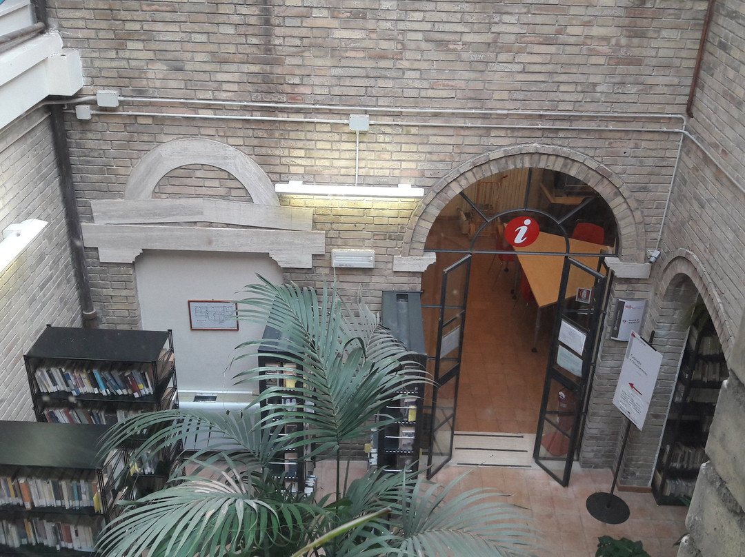 Biblioteca Civica Romolo Spezioli-费尔莫必去景点