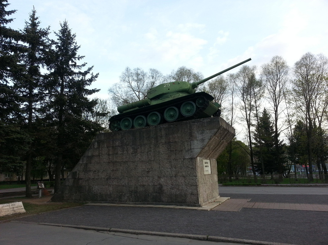 Monument Tank T-34 to Defenders of Kirishi景点图片