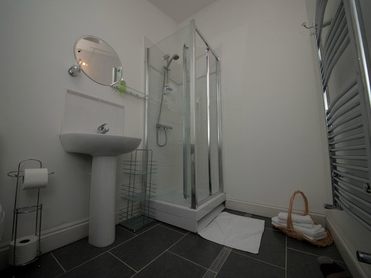 The Old Tailor主图