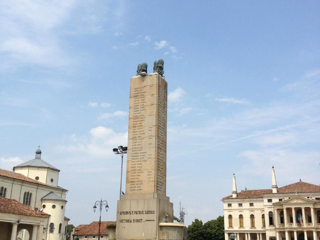 Piazza IV Novembre景点图片