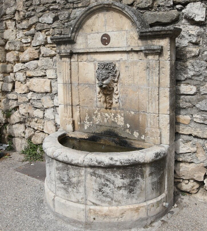 Fontaine Rue Carriero Frédéric Mistral-Velleron必去景点