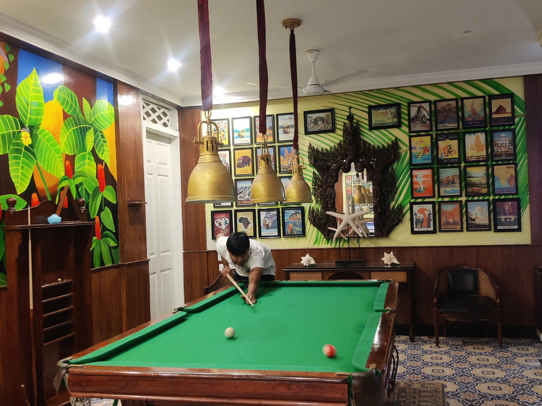 Mayfair Palm Beach Resort主图