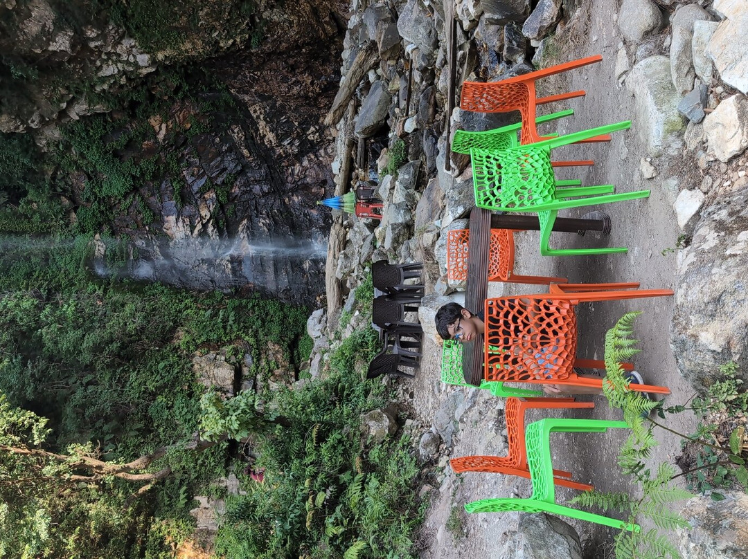 Chhoie Waterfall景点图片