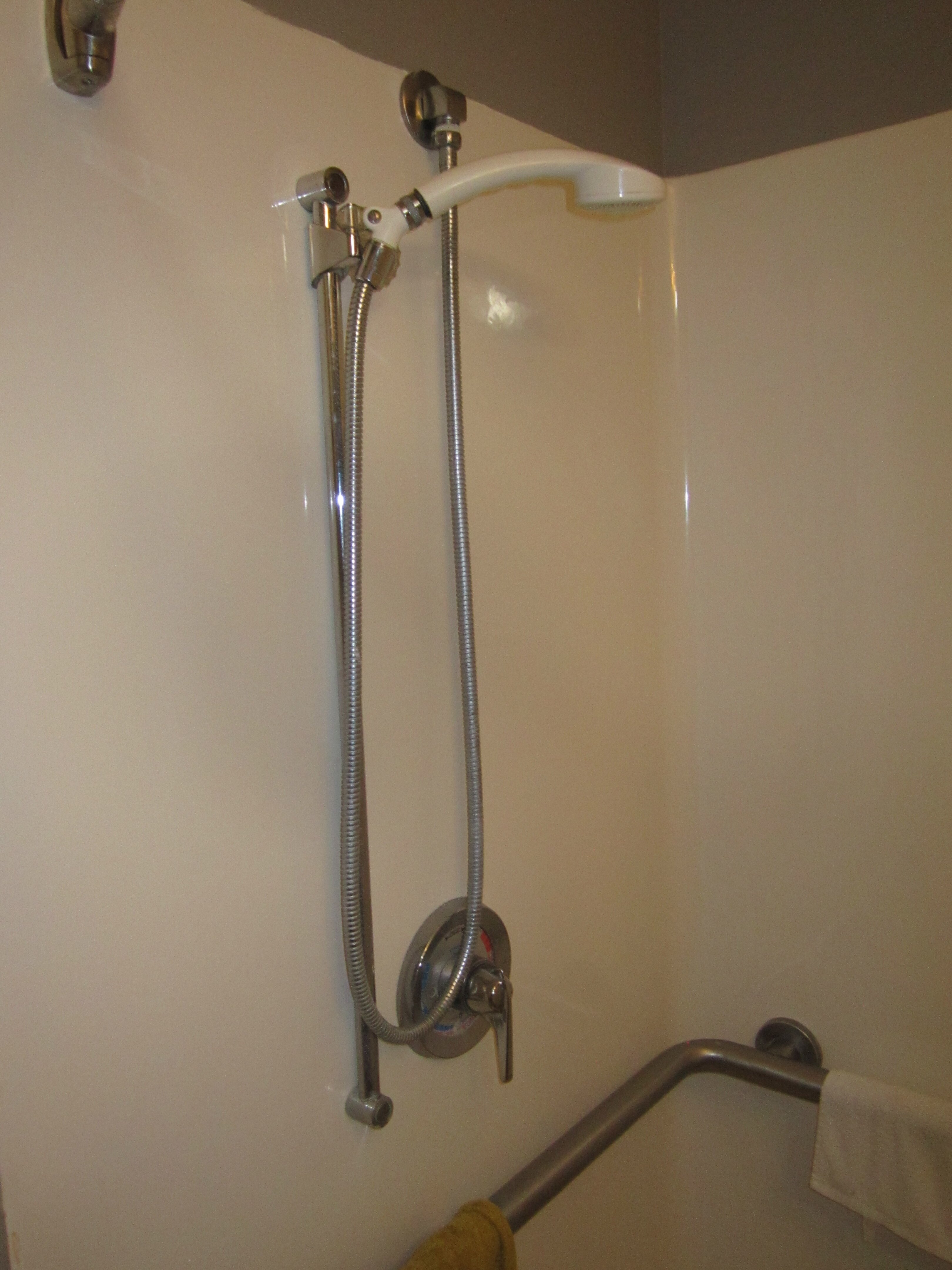 Country Hearth Inn & Suites Edwardsville St. Louis-浴室
