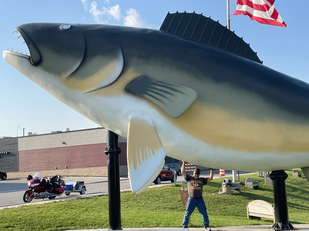 Willy Walleye Statue景点图片