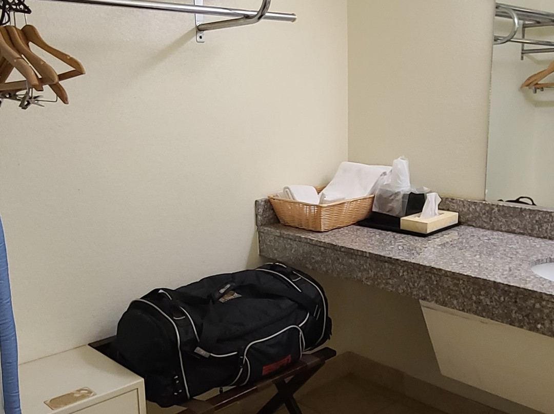 Hamilton Inn Jonesville NC主图