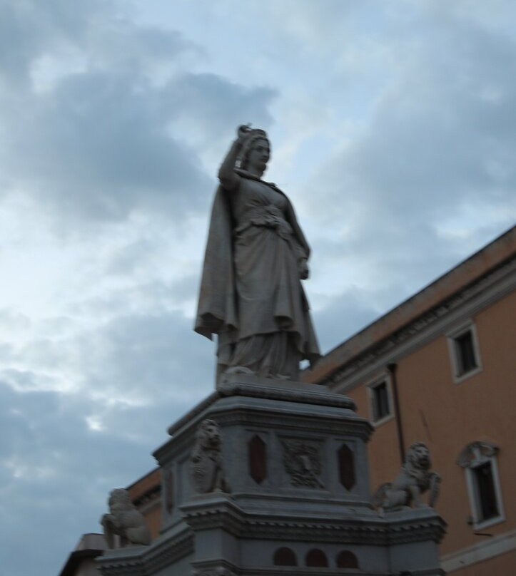 Statua di Eleonora D'Arborea-奥里斯塔诺省必去景点