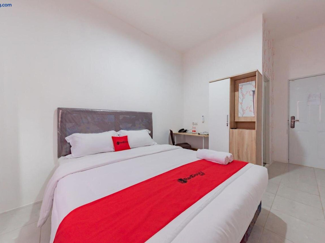 RedDoorz Plus near Tugu Bubur Ayam Cianjur