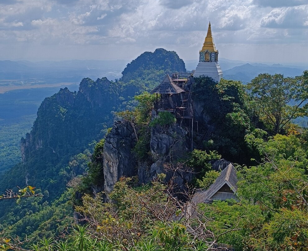 Wat Chaloem Phrakiat Phrachomklao Rachanuson-Wichet Nakhon必去景点
