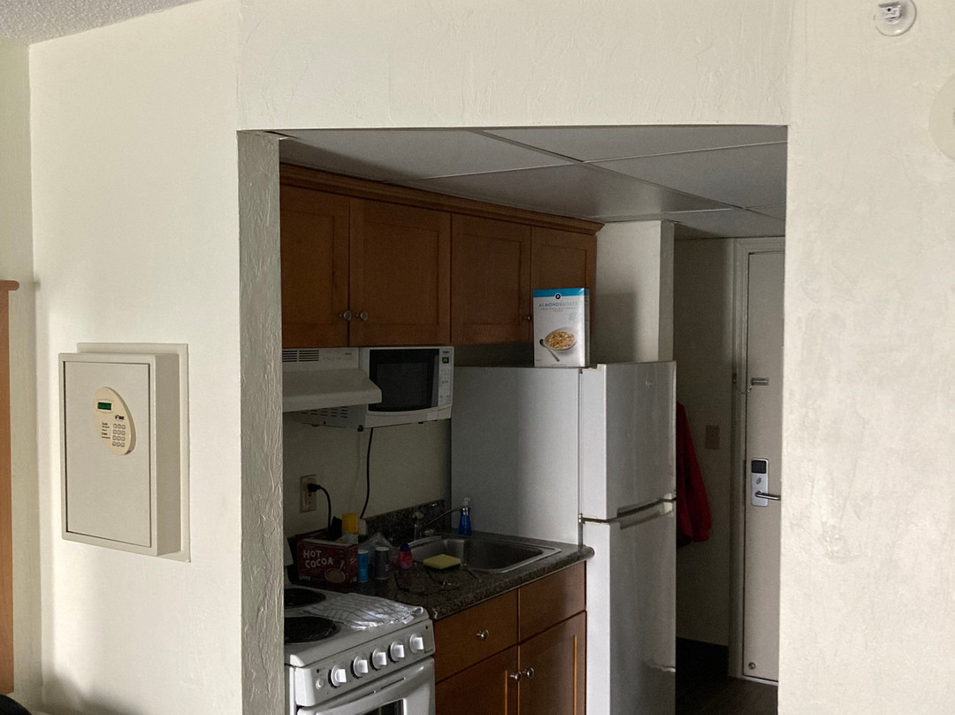 Tropical Winds Oceanfront Hotel主图