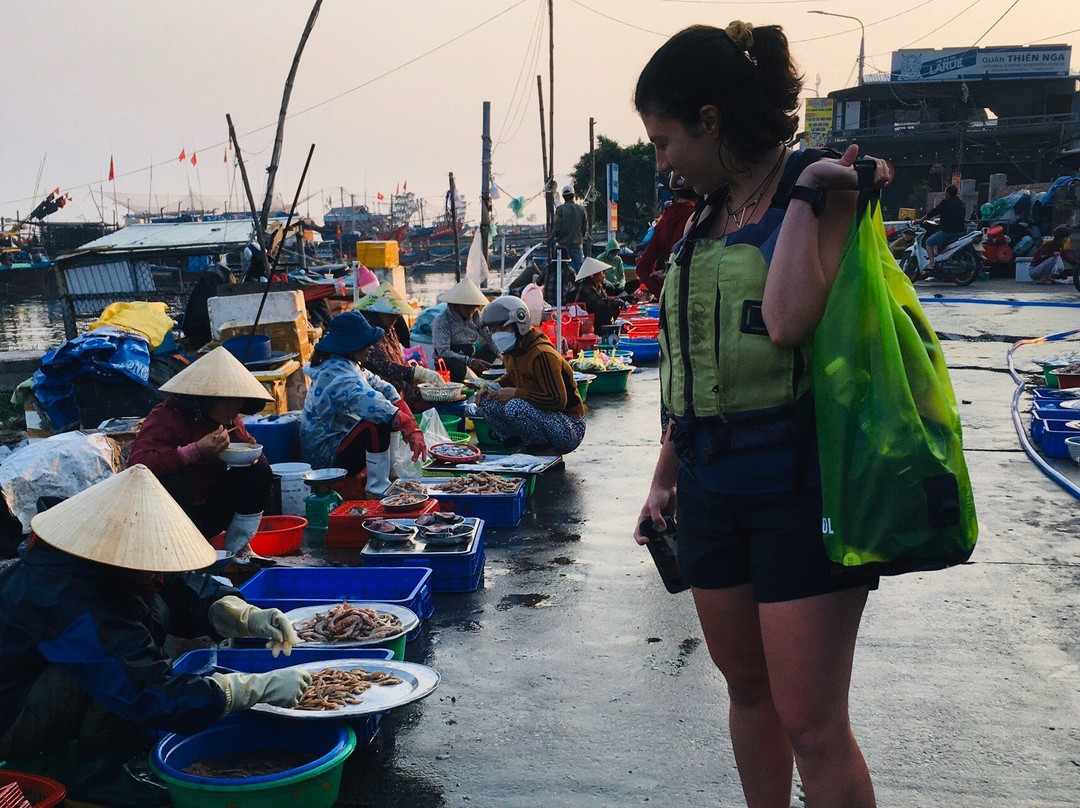 Sunrise Paddle to Lantern Town景点图片