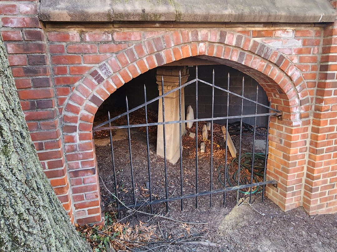Edgar Allan Poe's Grave Site and Memorial-巴尔的摩必去景点