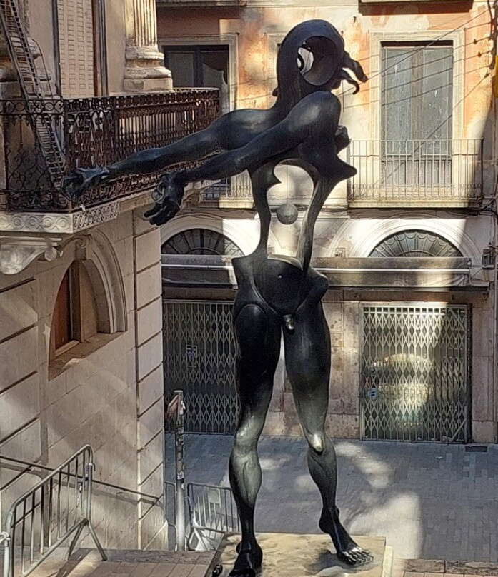 Sculpture “In memory of Newton”景点图片