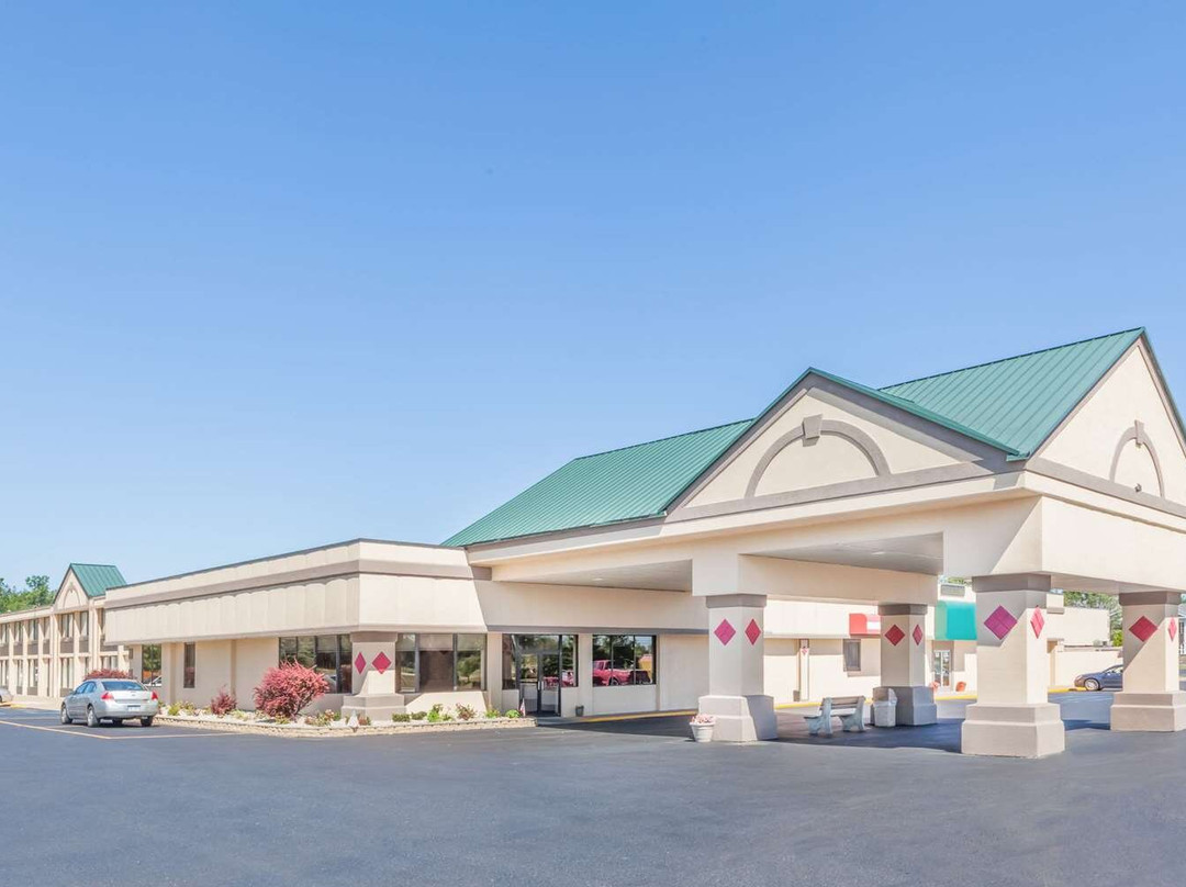 Ramada by Wyndham Grayling Hotel & Conference Center