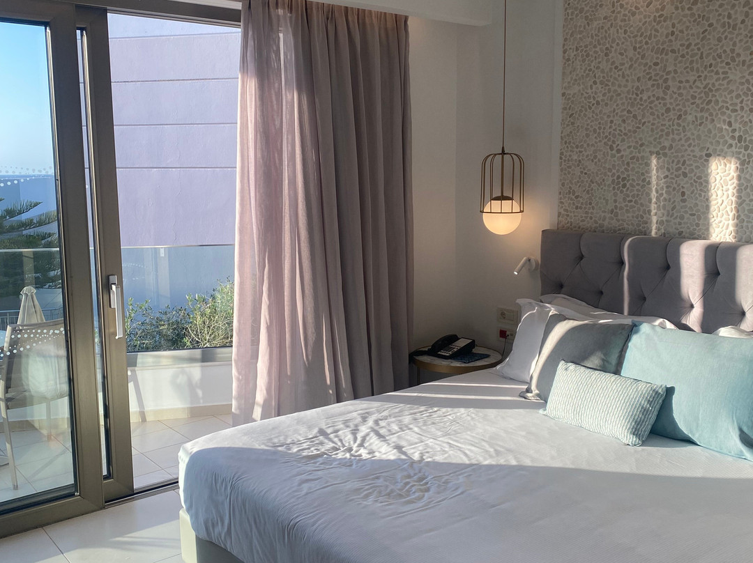 The Royal Blue Resort主图