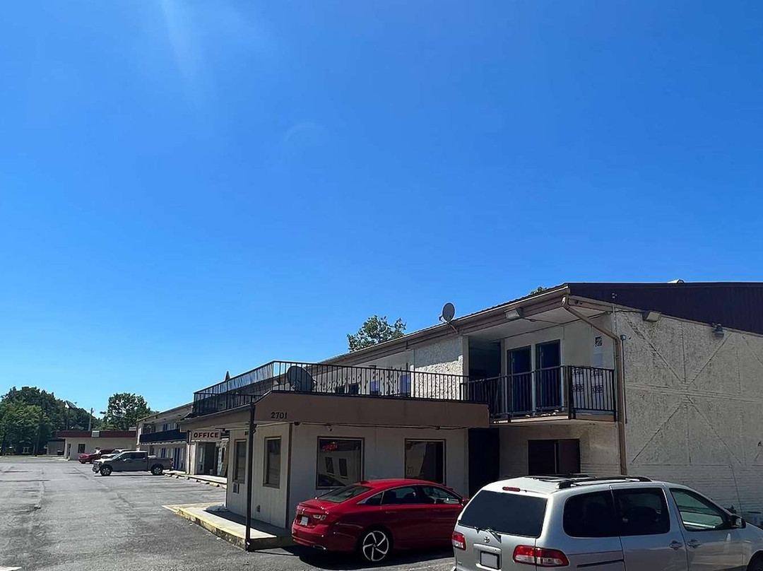 Super 8 by Wyndham Paducah I-24 EXIT 4