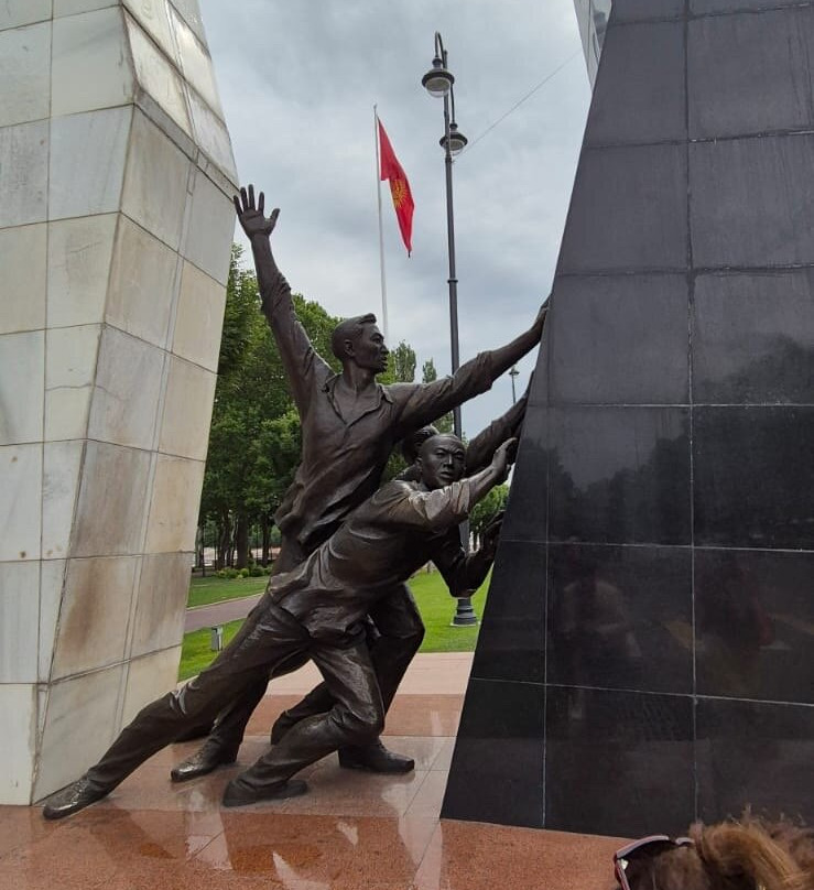 Monument to Those Who Died For Freedom-比斯凯克必去景点