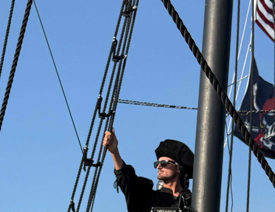 Pirate Ship Tours-大熊湖必去景点