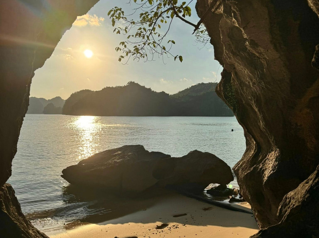 Blue Swimmer Outdoors-下龙湾必去景点