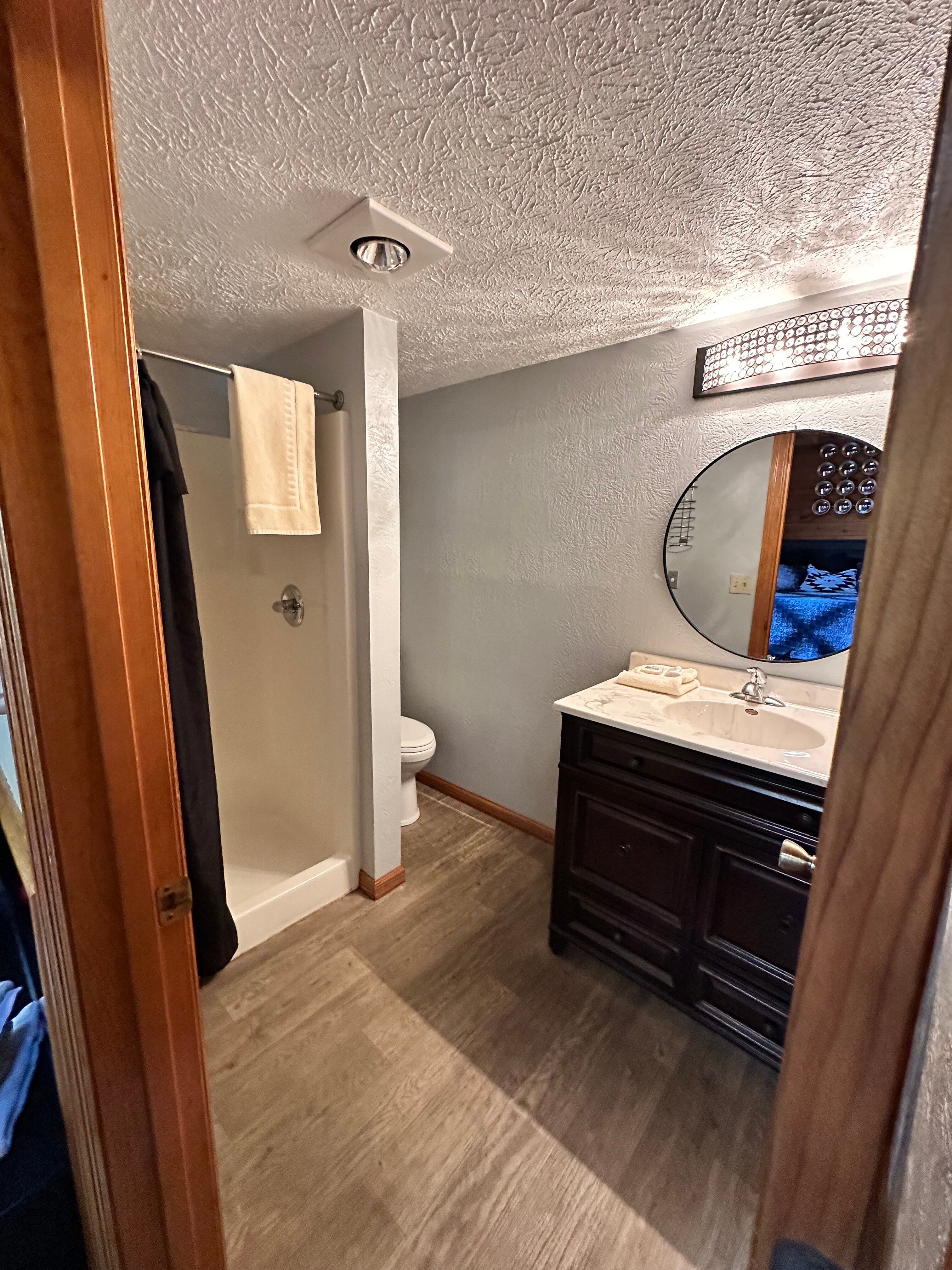 Smoke Hole Caverns & Log Cabin Resort-浴室