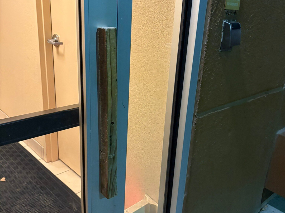 威奇托东北蜡木套房酒店主图