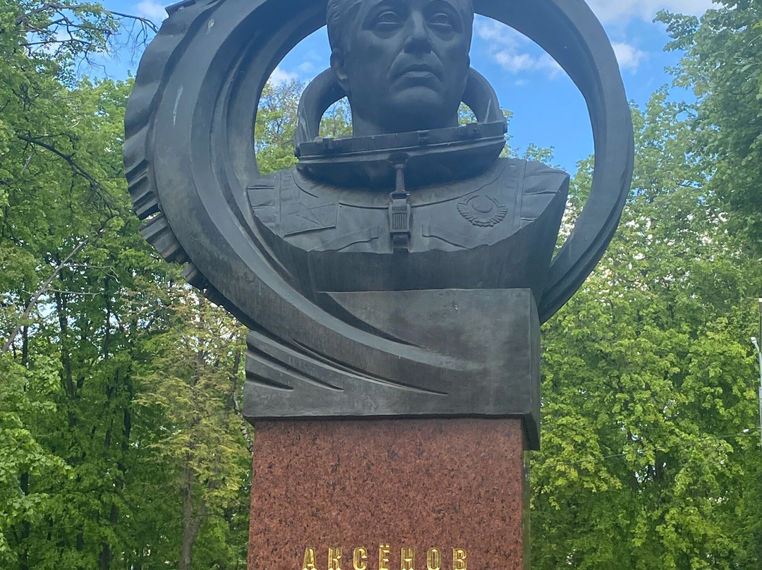 Monument to Pilot-Cosmonaut Aksyonov-Ryazan必去景点