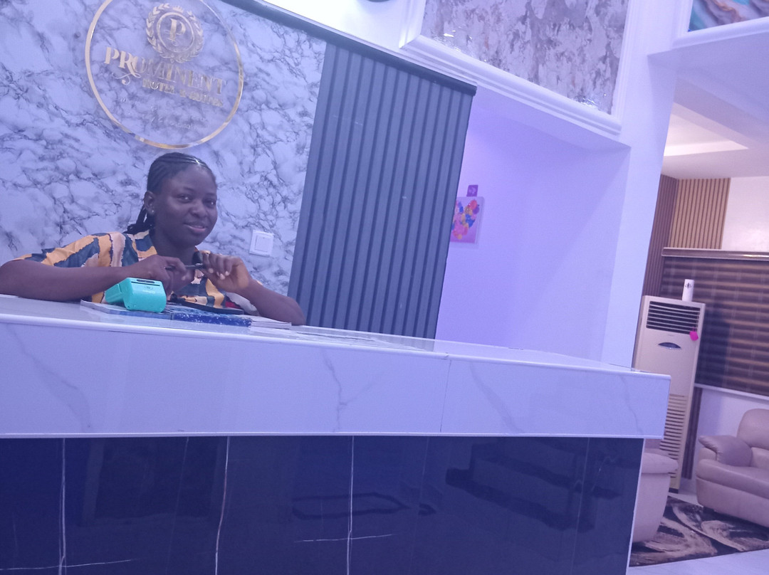 De prominent hotel and suites