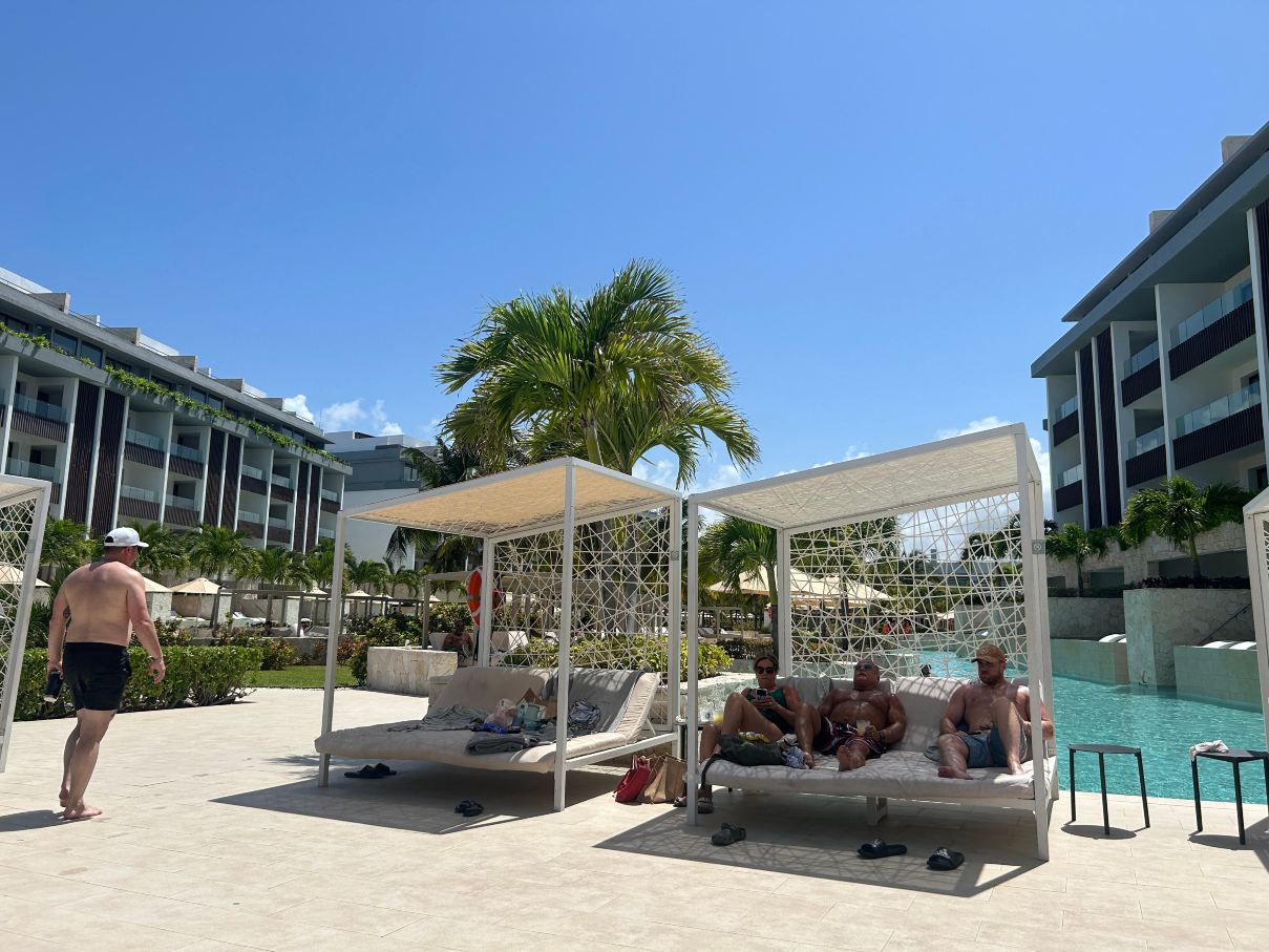 女人海滩壮丽优雅酒店-全包-旅行者