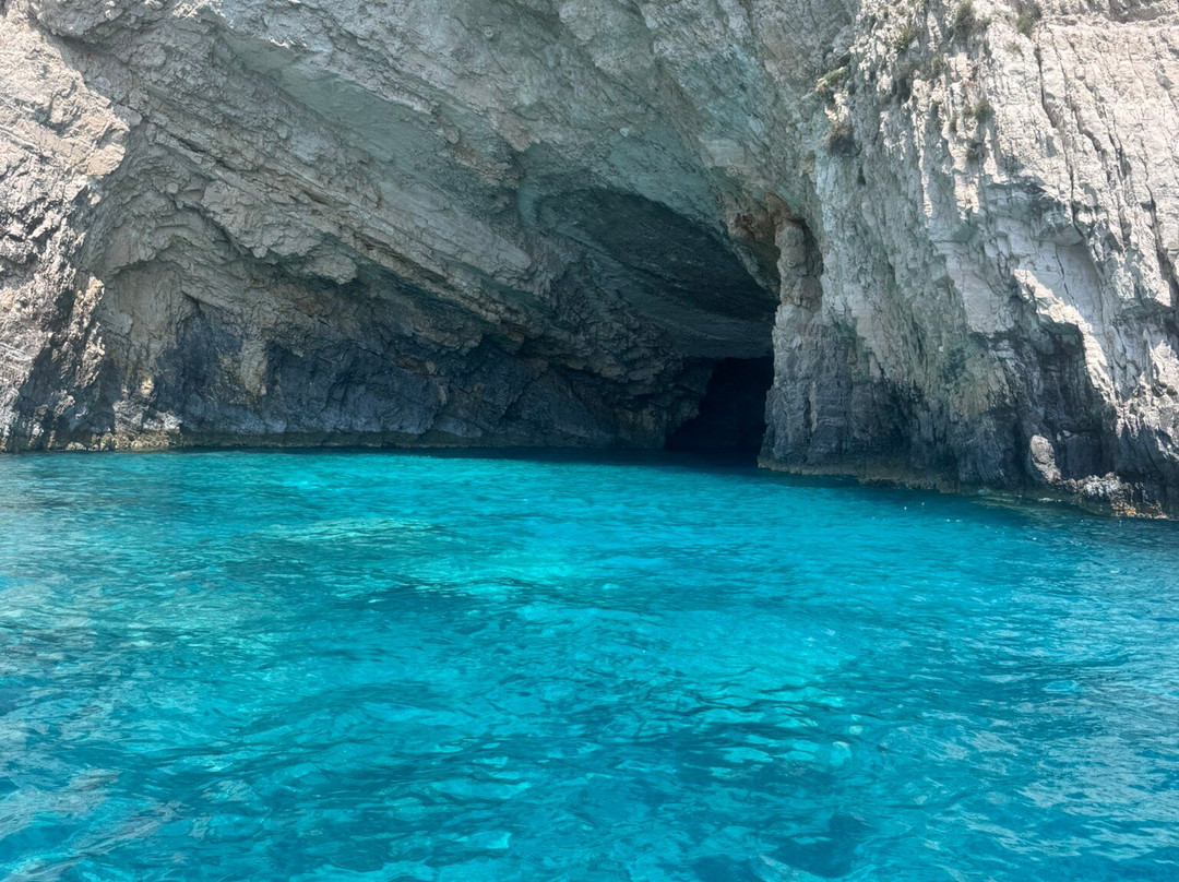 Fioro Boat Rentals-Agios Sostis必去景点