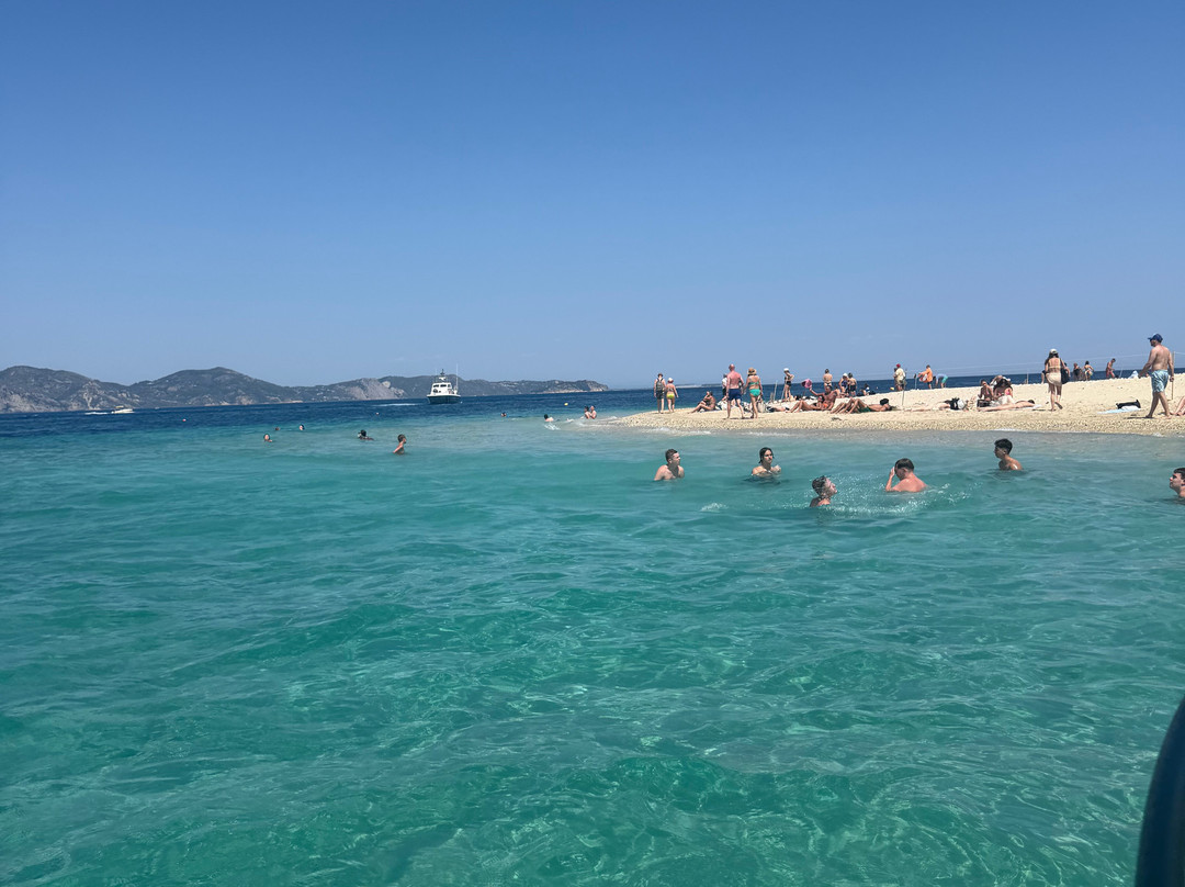 Fioro Boat Rentals-Agios Sostis必去景点