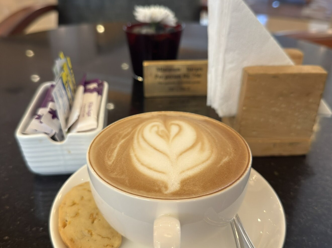 辛纳蒙湖畔酒店主图