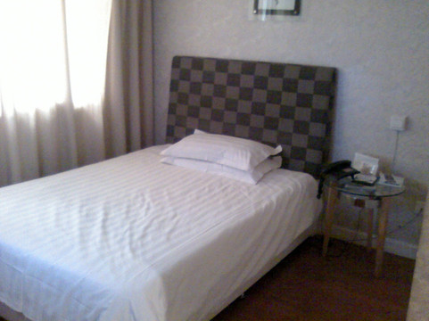 一百假日酒店主图