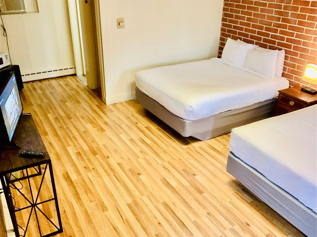 The Lancaster Motel主图