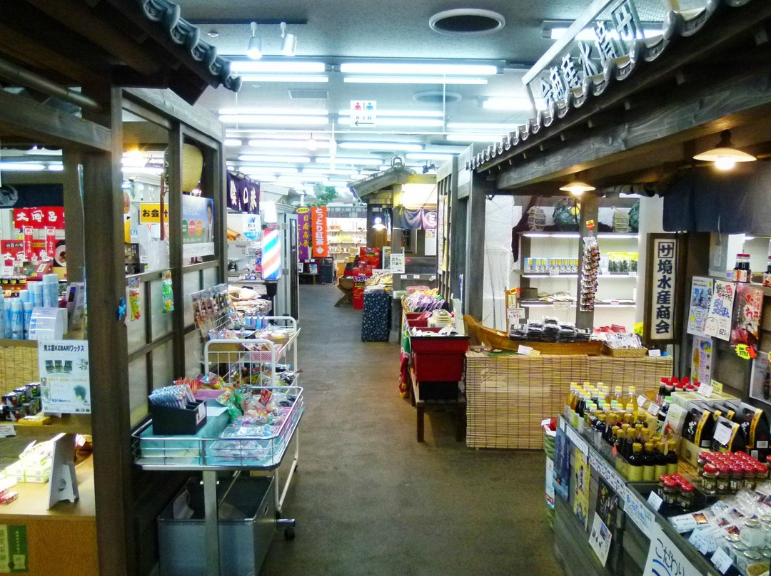 Souvenir Center Minatomachi Shopping street