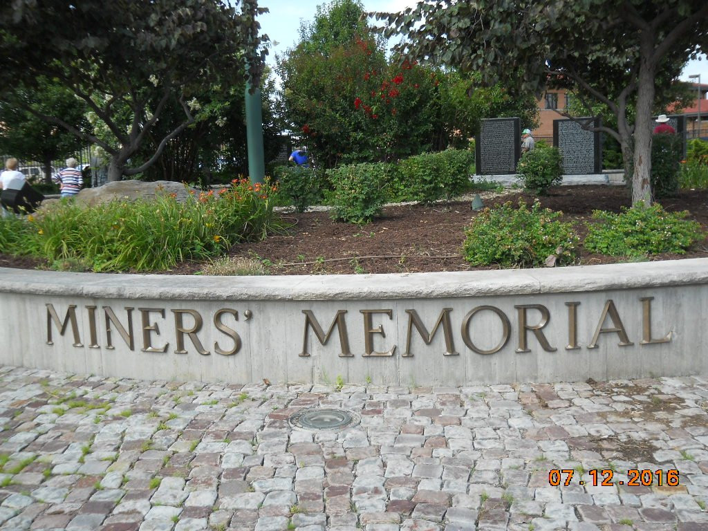 Miner's Memorial in Immigrant Park景点图片