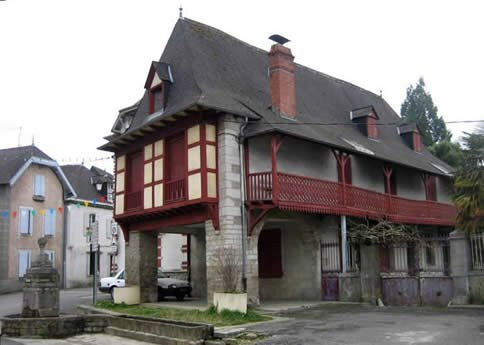 Maisons Avancées Sur Piliers De Pierre景点图片