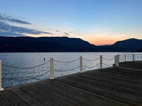 Ogopogo B & B-官方