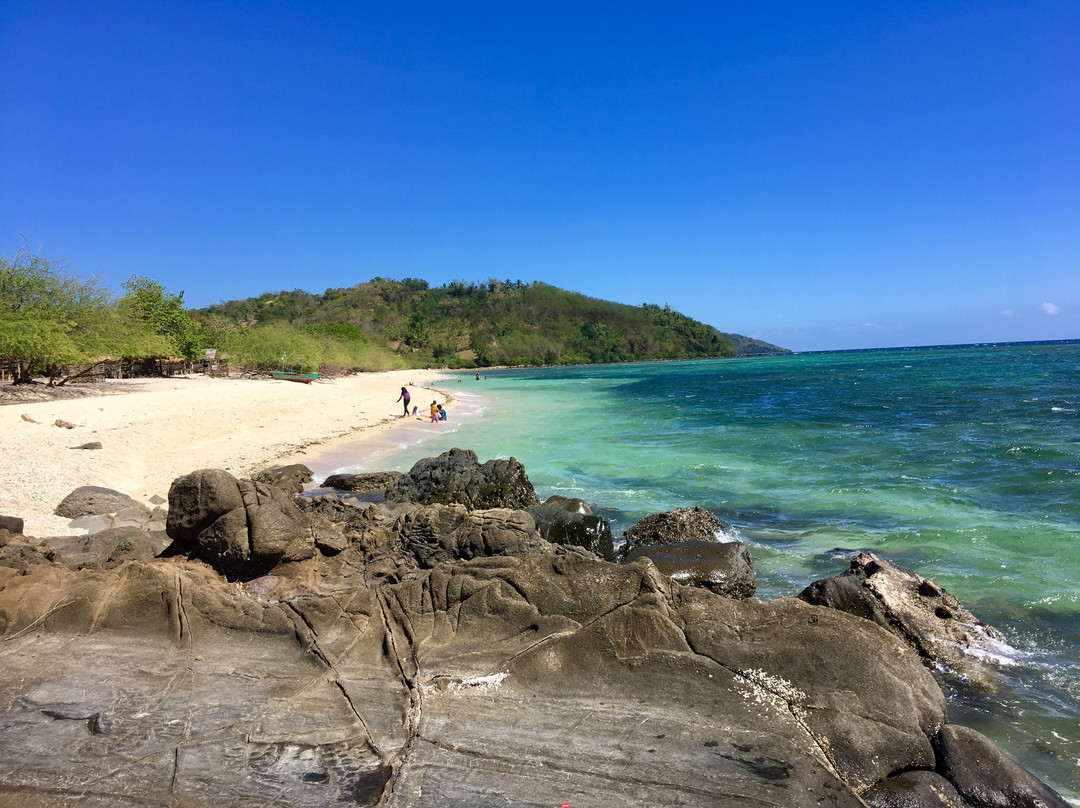 Buktot White Beach景点图片