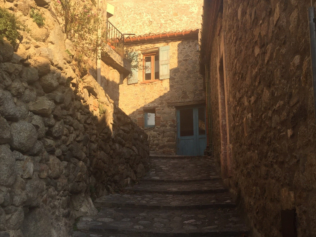 Village Abandonne de Comes景点图片