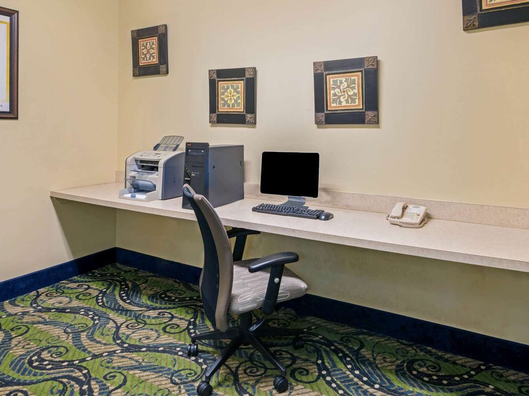 La Quinta Inn & Suites by Wyndham Shawnee主图