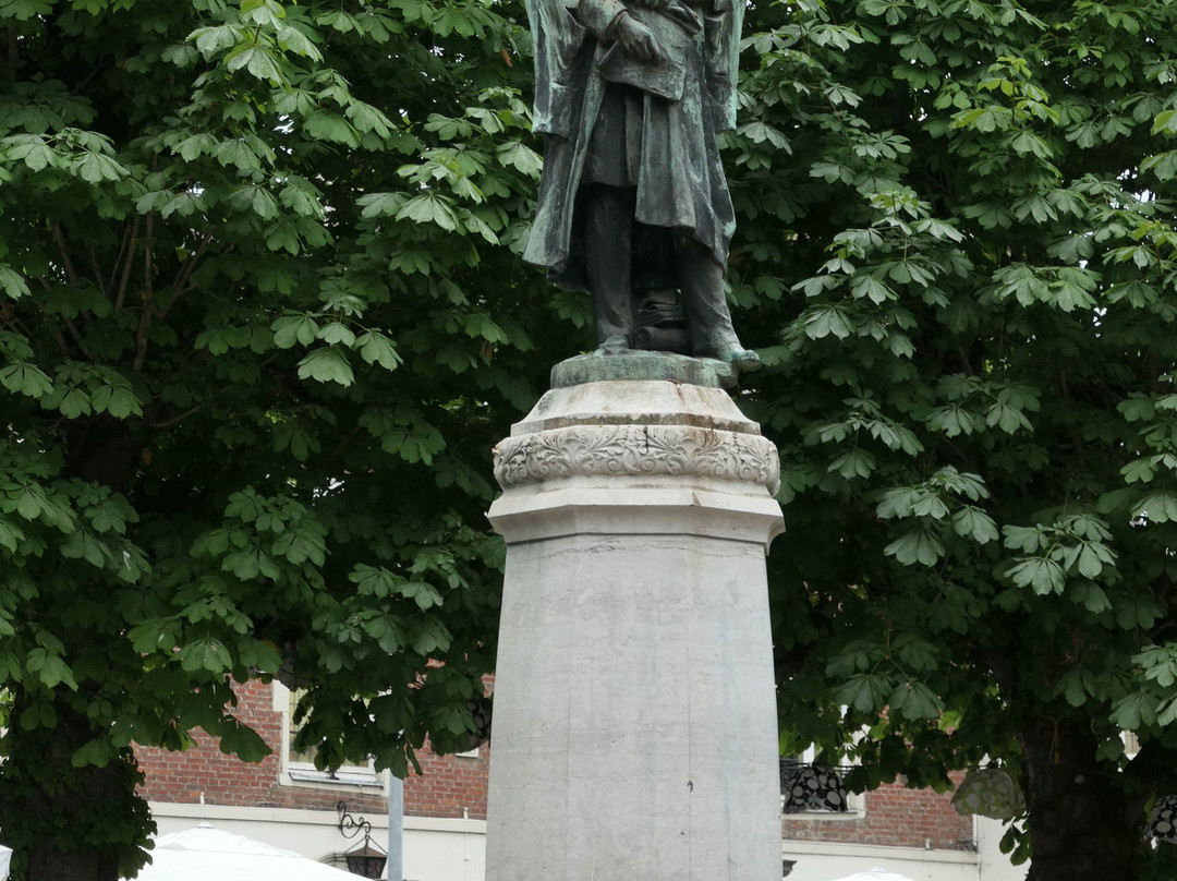 Standbeeld van Andre Dumont景点图片