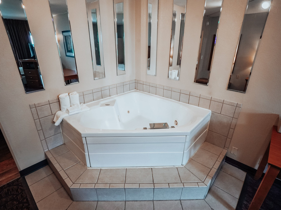 Lamplighter Inn & Suites North主图