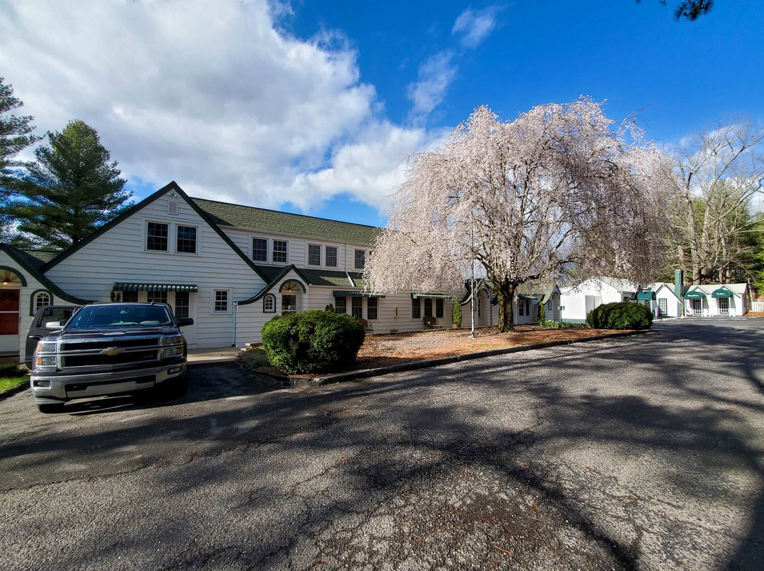 The Pine Tavern Lodge主图