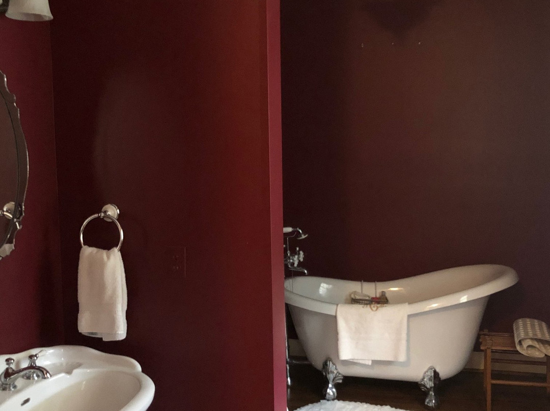 Yellow Carriage House Bed and Breakfast Inn主图